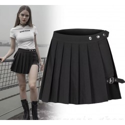 Minigonna plissettata con short interno e cinghia su coscia
